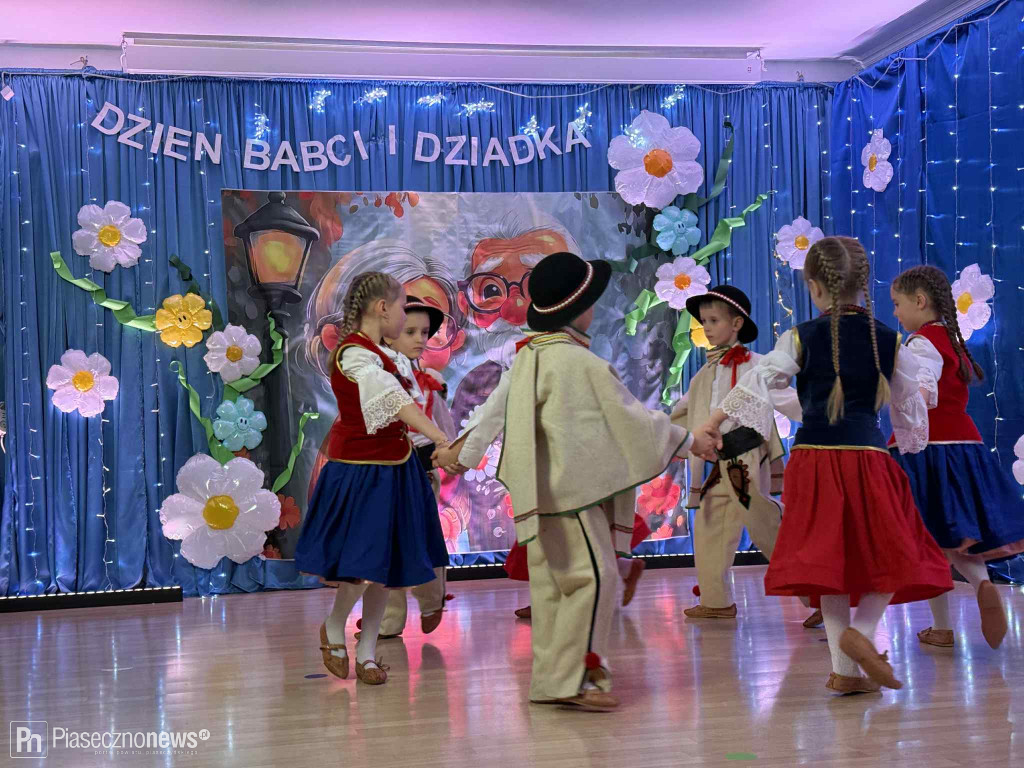 W przedszkolu muzycznym „Bajka” odbył się wyjątkowy spektakl z okazji Dnia Babci i Dziadka w wykonaniu 6-latków