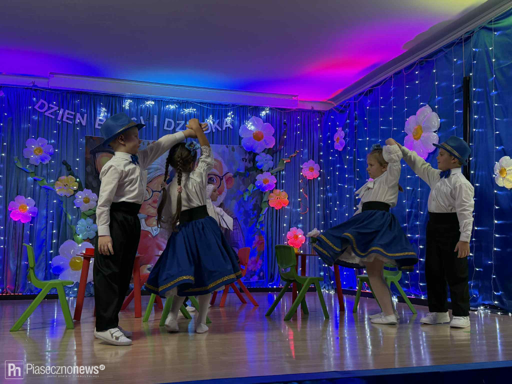W przedszkolu muzycznym „Bajka” odbył się wyjątkowy spektakl z okazji Dnia Babci i Dziadka w wykonaniu 6-latków