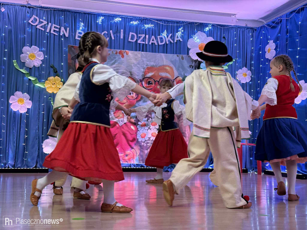 W przedszkolu muzycznym „Bajka” odbył się wyjątkowy spektakl z okazji Dnia Babci i Dziadka w wykonaniu 6-latków