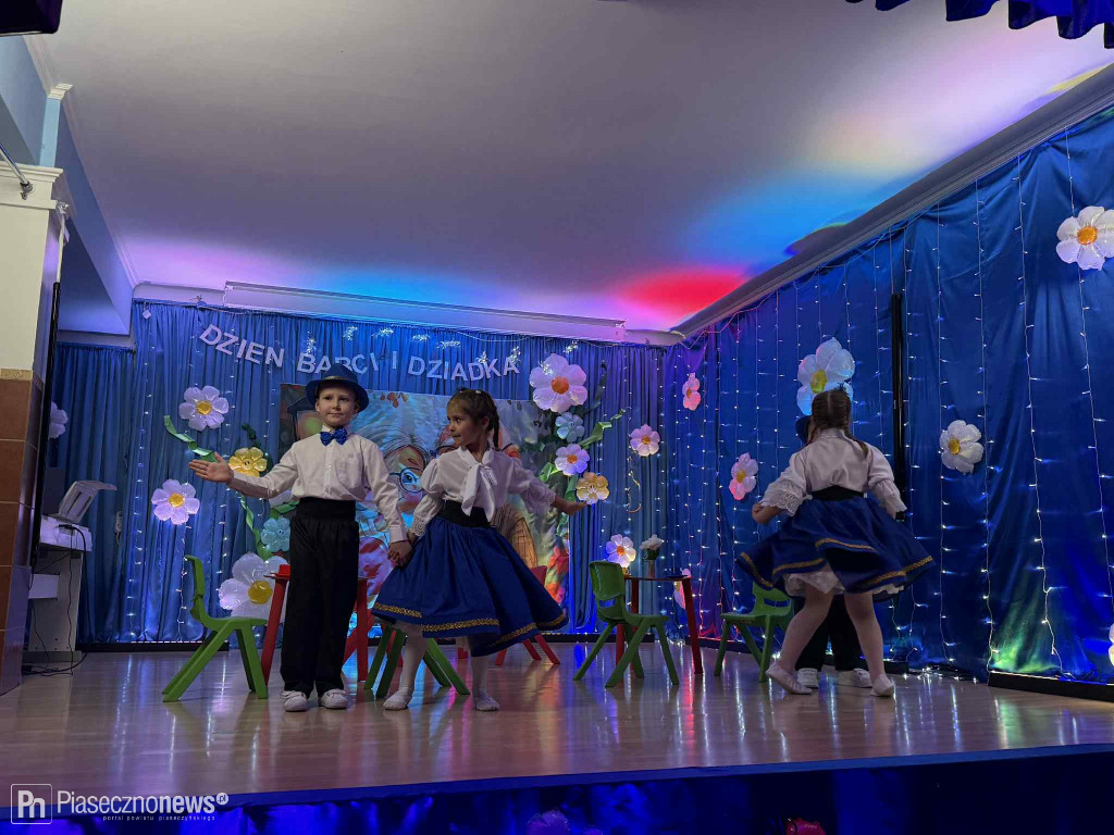 W przedszkolu muzycznym „Bajka” odbył się wyjątkowy spektakl z okazji Dnia Babci i Dziadka w wykonaniu 6-latków