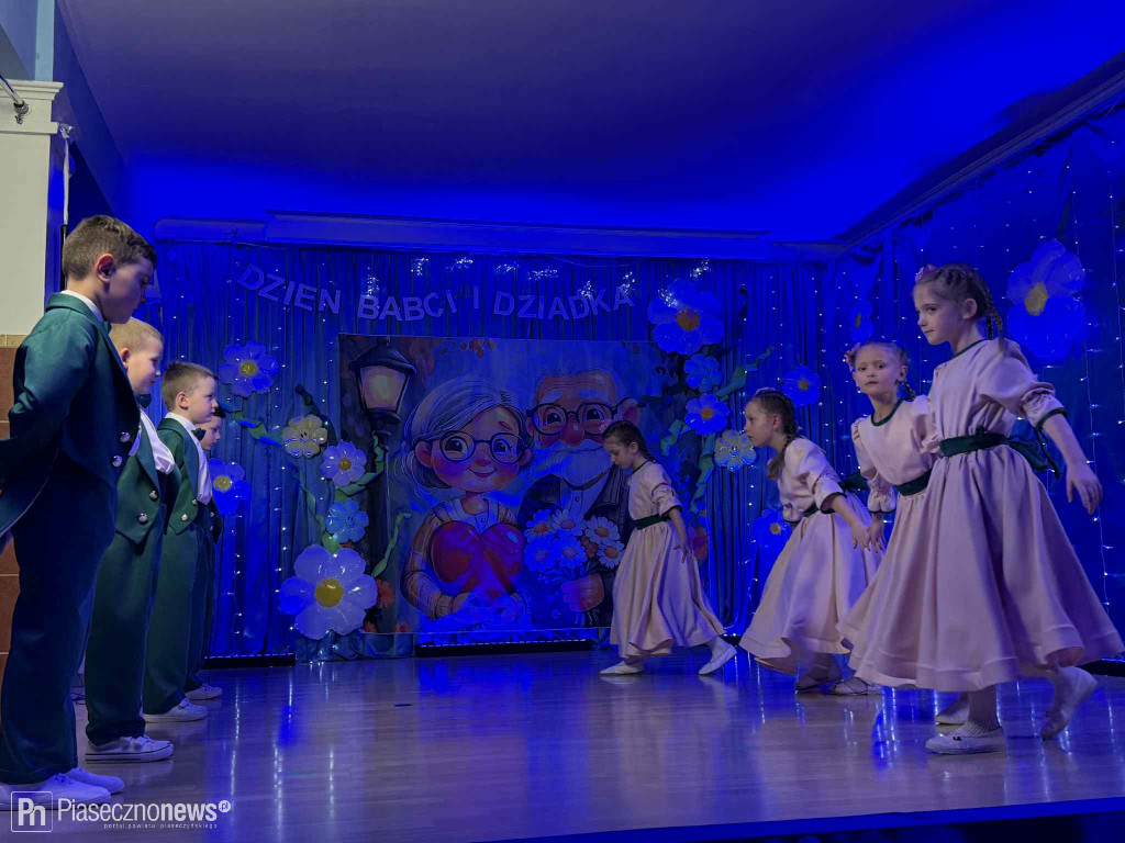 W przedszkolu muzycznym „Bajka” odbył się wyjątkowy spektakl z okazji Dnia Babci i Dziadka w wykonaniu 6-latków