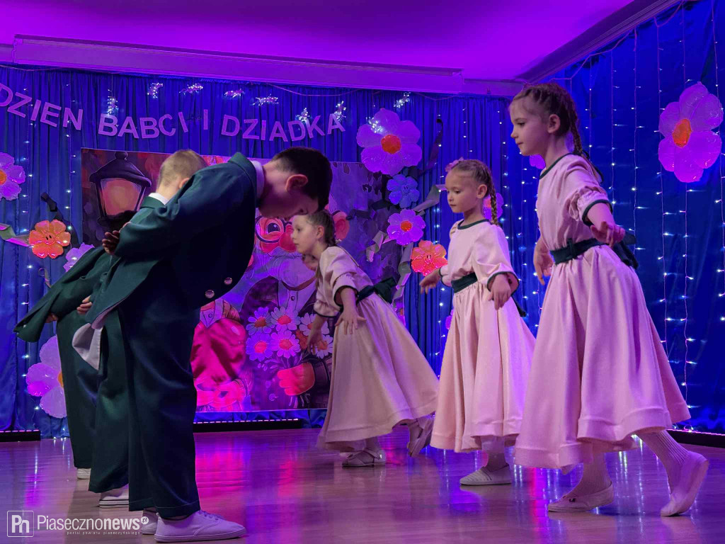 W przedszkolu muzycznym „Bajka” odbył się wyjątkowy spektakl z okazji Dnia Babci i Dziadka w wykonaniu 6-latków