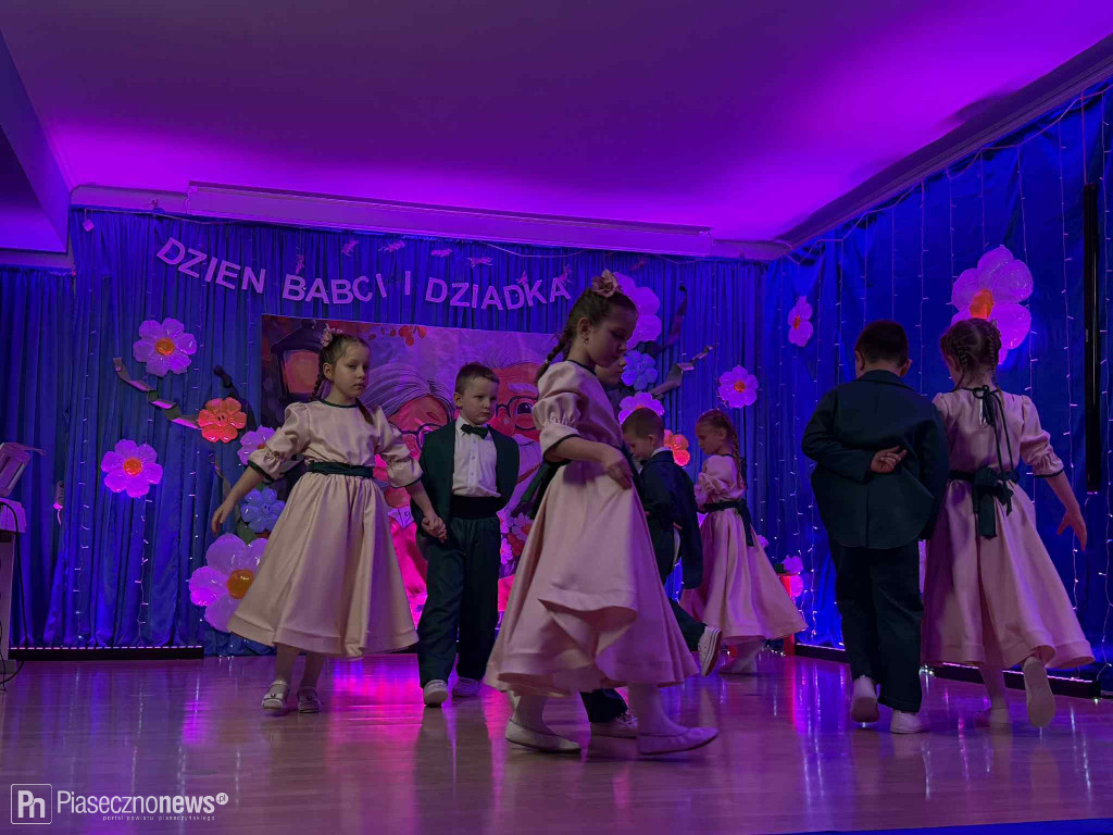W przedszkolu muzycznym „Bajka” odbył się wyjątkowy spektakl z okazji Dnia Babci i Dziadka w wykonaniu 6-latków
