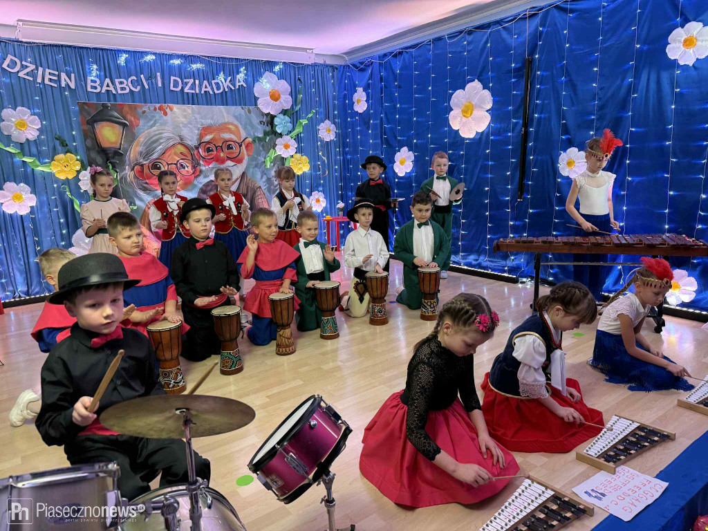 W przedszkolu muzycznym „Bajka” odbył się wyjątkowy spektakl z okazji Dnia Babci i Dziadka w wykonaniu 6-latków