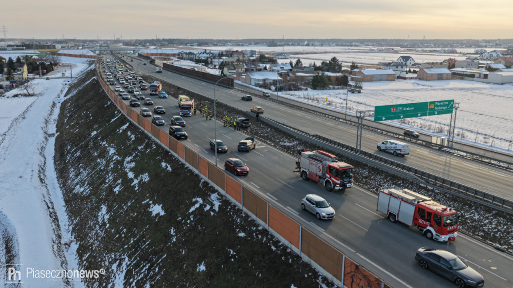Zderzenie na S7. Jedno auto rozbiło się o bariery