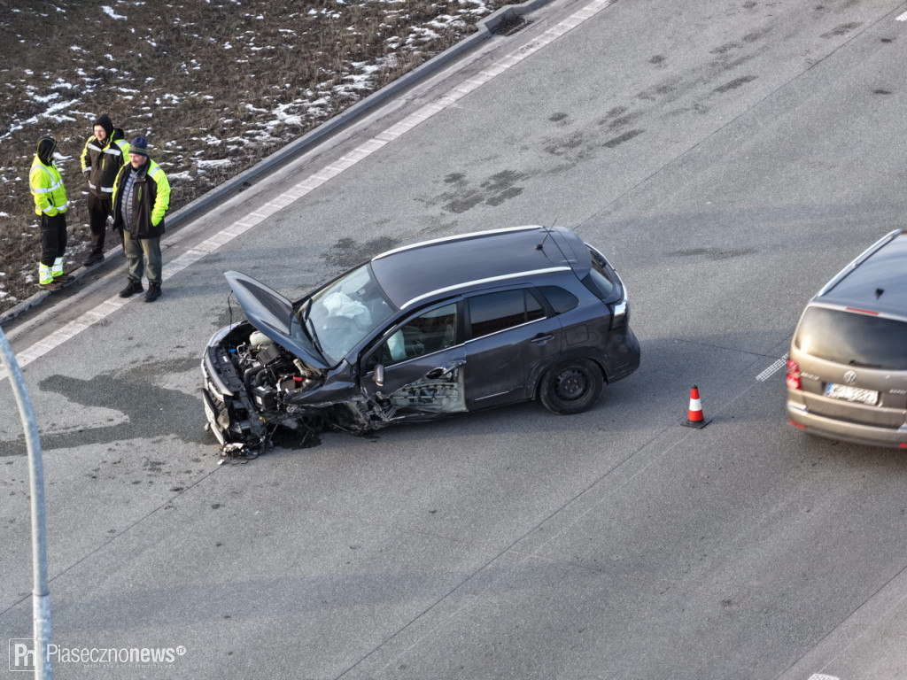 Zderzenie na S7. Jedno auto rozbiło się o bariery