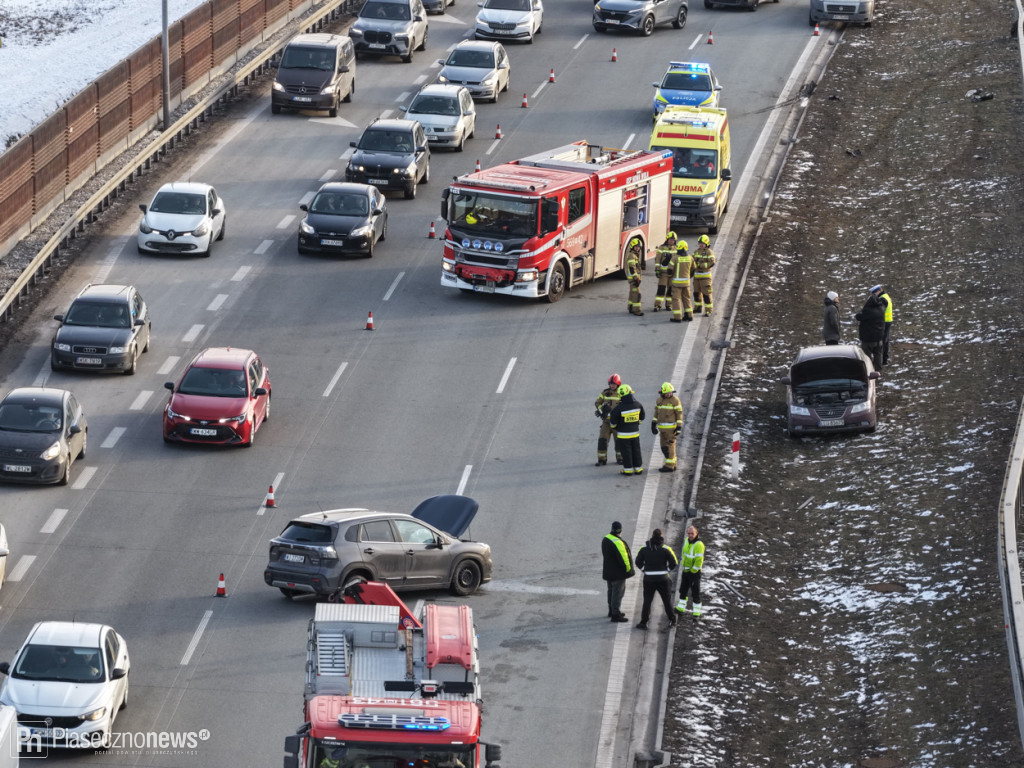 Zderzenie na S7. Jedno auto rozbiło się o bariery