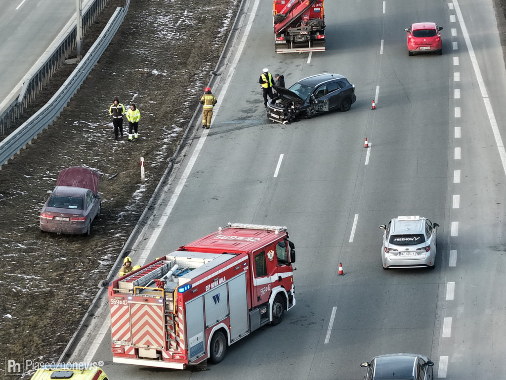Zderzenie na S7. Jedno auto rozbiło się o bariery