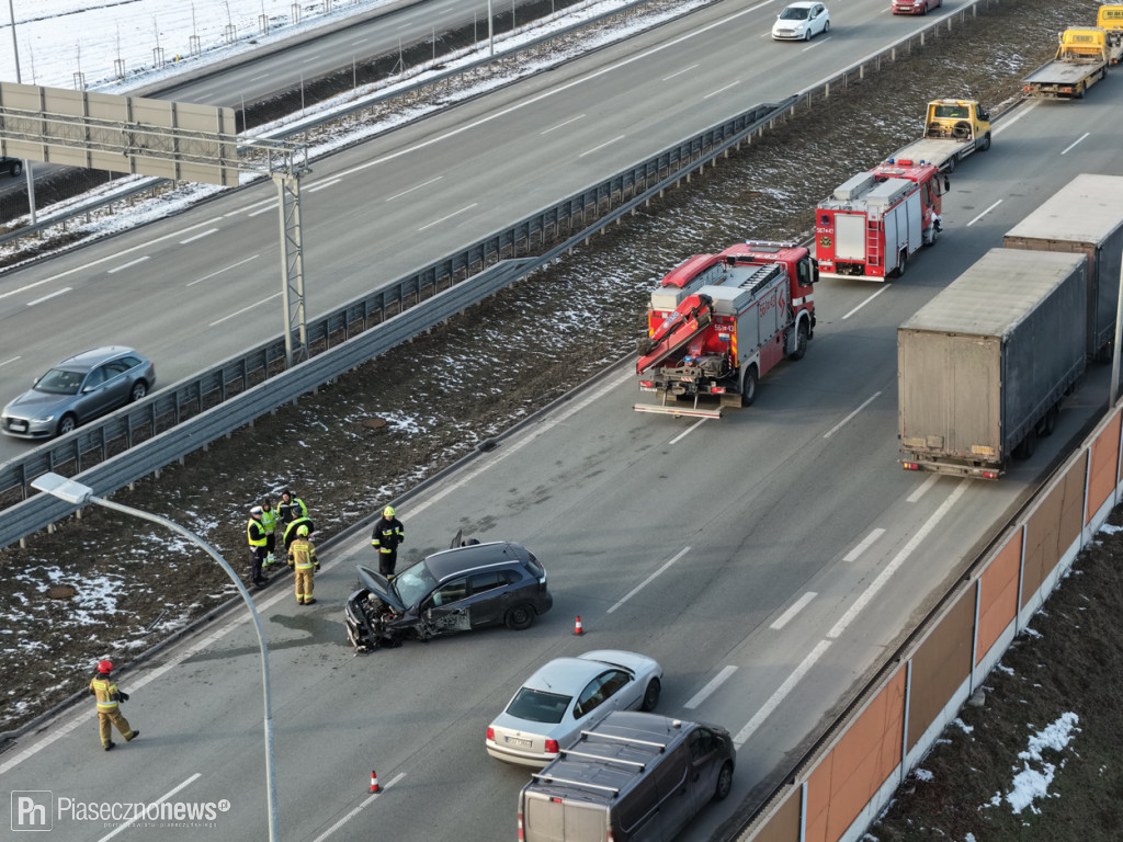 Zderzenie na S7. Jedno auto rozbiło się o bariery
