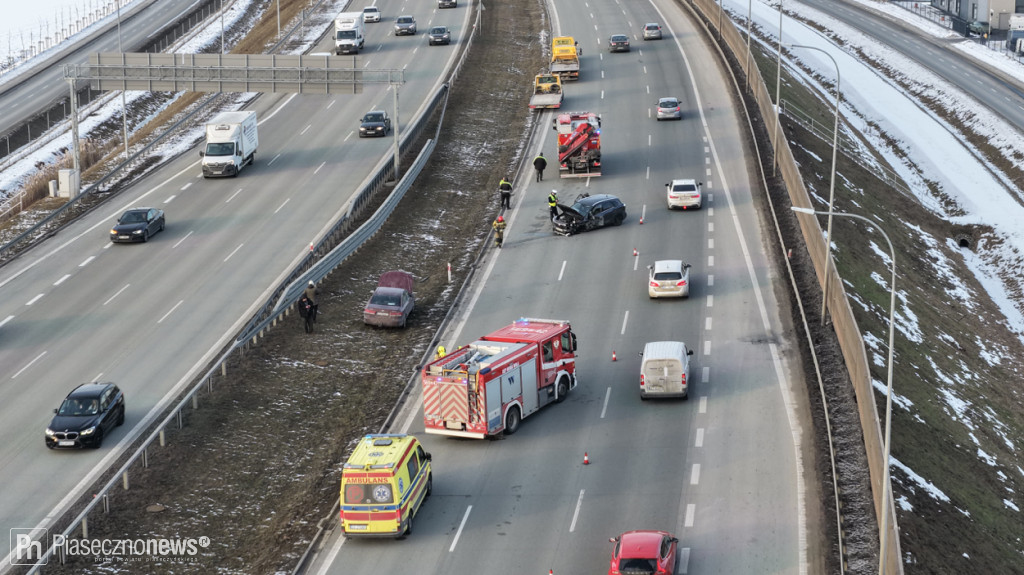 Zderzenie na S7. Jedno auto rozbiło się o bariery