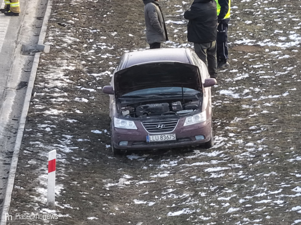 Zderzenie na S7. Jedno auto rozbiło się o bariery