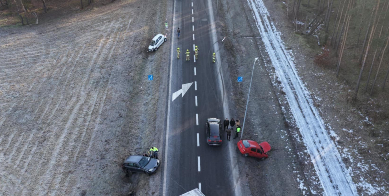 5 samochodów wpadło do rowu
