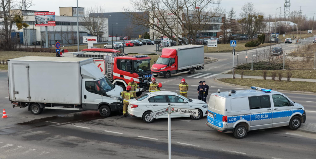 Zderzenie dwóch aut na Okulickiego