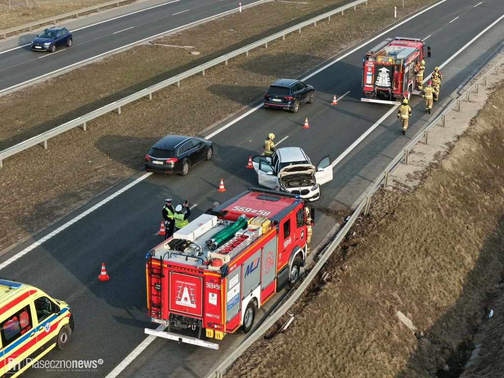 BMW uderzyło w bariery na trasie S7
