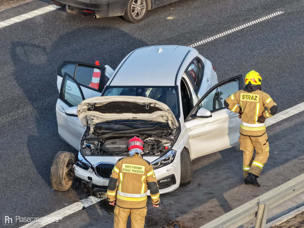 BMW uderzyło w bariery na trasie S7