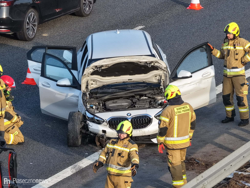 BMW uderzyło w bariery na trasie S7