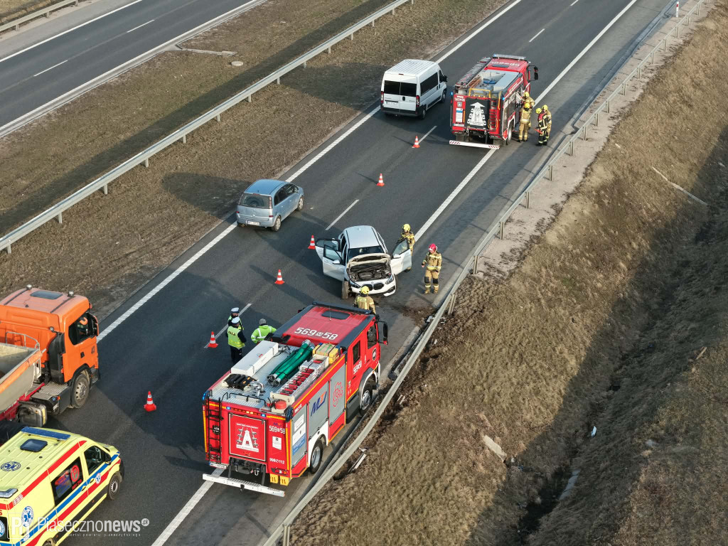 BMW uderzyło w bariery na trasie S7