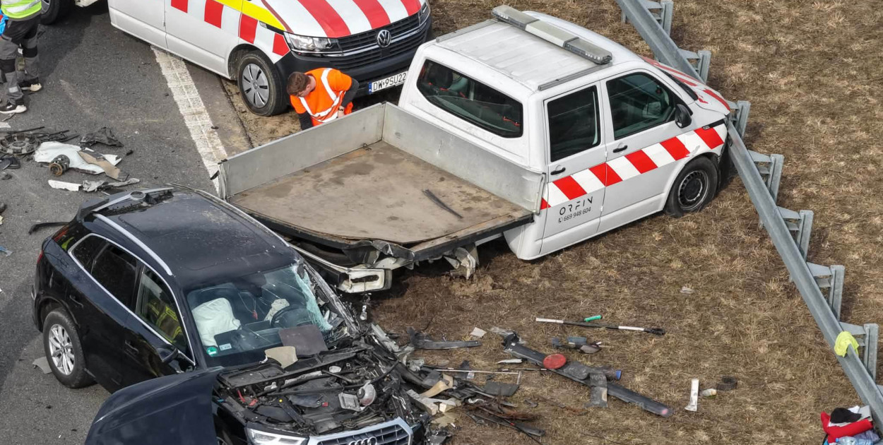 Wjechał w auto służb drogowych