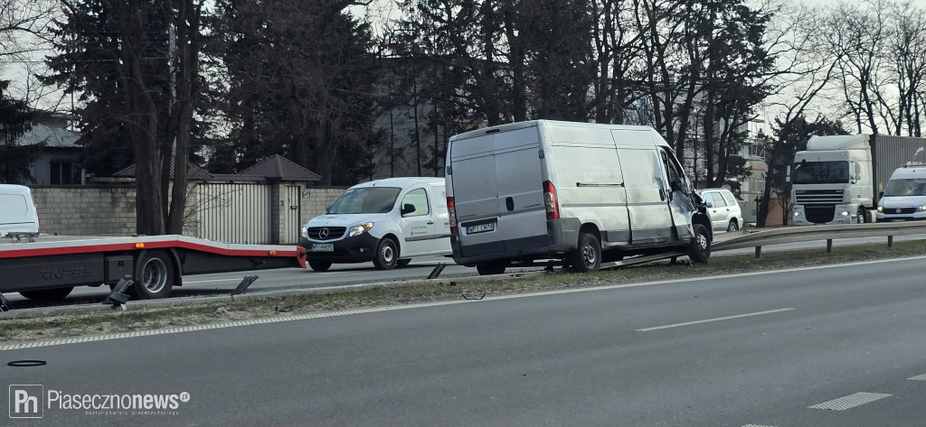 Zderzenie auta dostawczego z ciężarówką