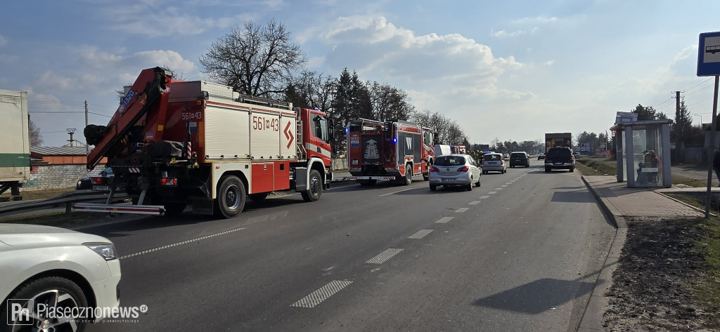 Zderzenie auta dostawczego z ciężarówką