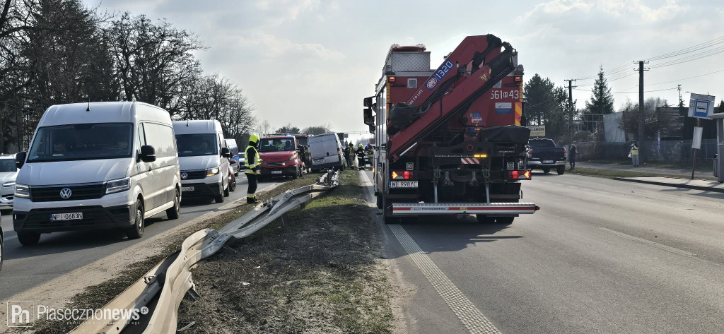 Zderzenie auta dostawczego z ciężarówką