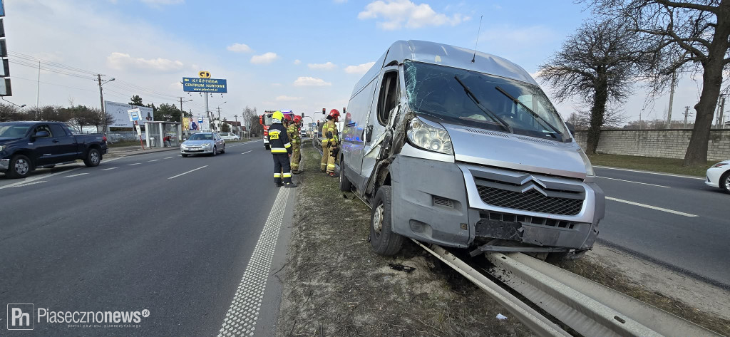 Zderzenie auta dostawczego z ciężarówką