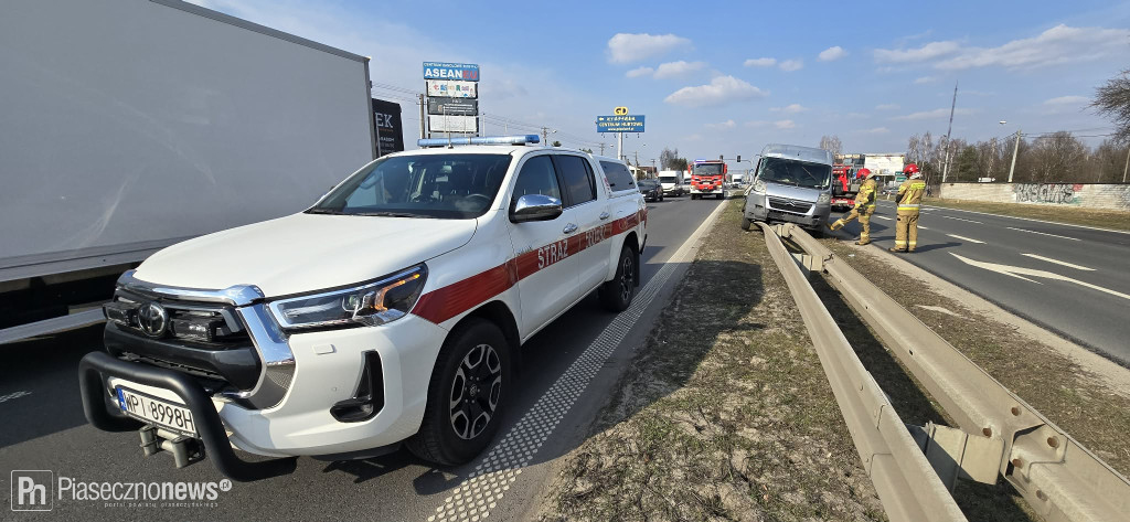 Zderzenie auta dostawczego z ciężarówką