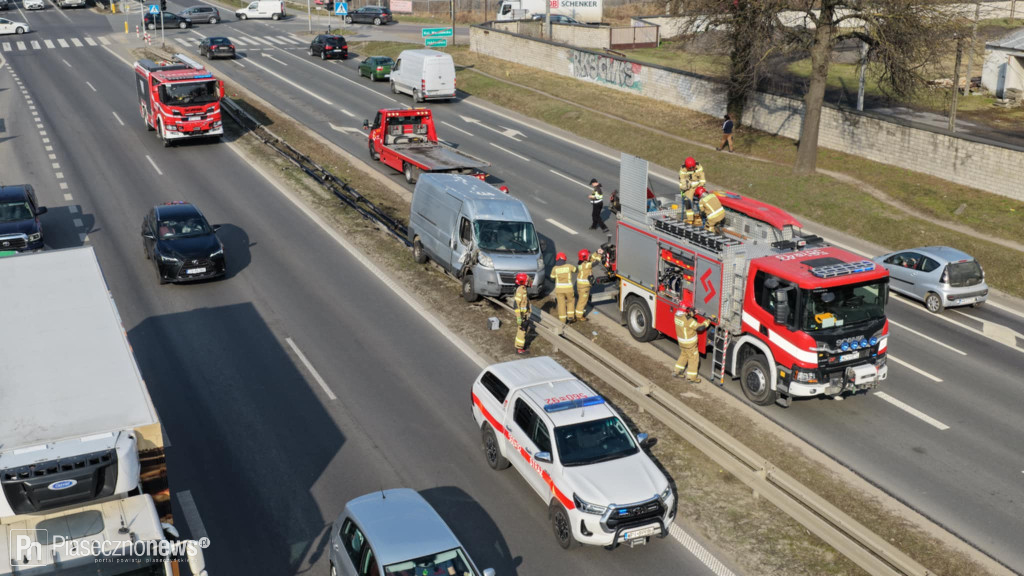 Zderzenie auta dostawczego z ciężarówką