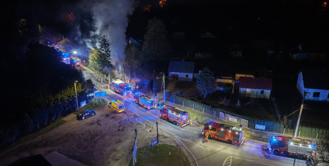 Nocny pożar w Łosiu. Ogień strawił dach budynku
