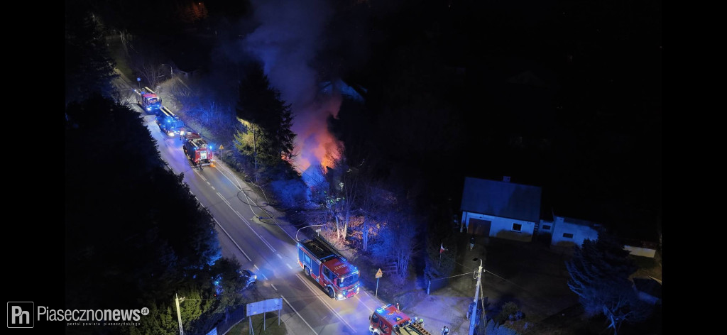 Nocny pożar w Łosiu. Ogień strawił dach budynku