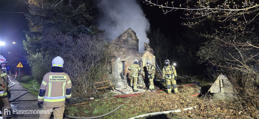 Nocny pożar w Łosiu. Ogień strawił dach budynku