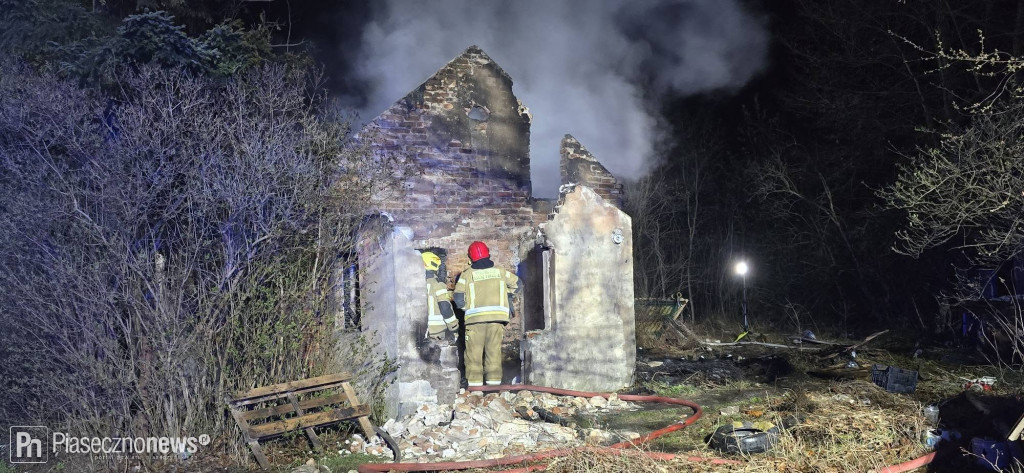 Nocny pożar w Łosiu. Ogień strawił dach budynku