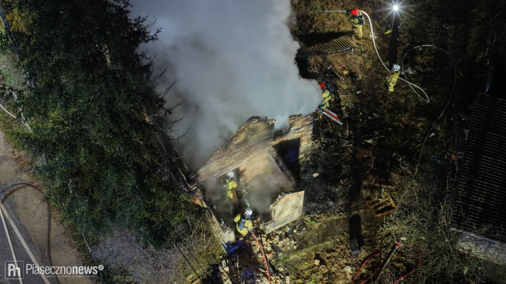 Nocny pożar w Łosiu. Ogień strawił dach budynku