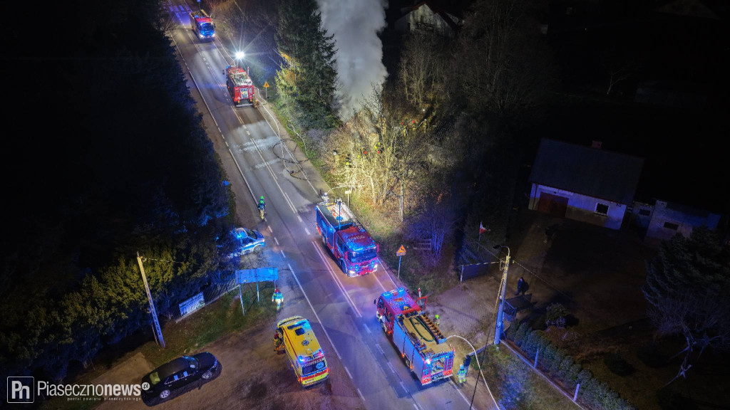 Nocny pożar w Łosiu. Ogień strawił dach budynku