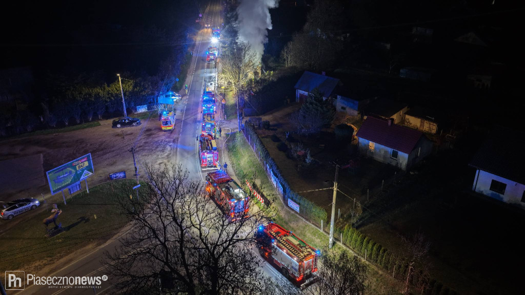 Nocny pożar w Łosiu. Ogień strawił dach budynku