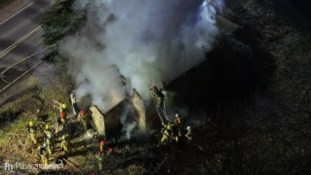 Nocny pożar w Łosiu. Ogień strawił dach budynku