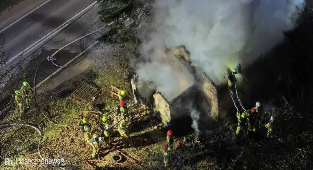 Nocny pożar w Łosiu. Ogień strawił dach budynku