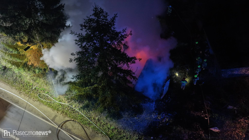 Nocny pożar w Łosiu. Ogień strawił dach budynku