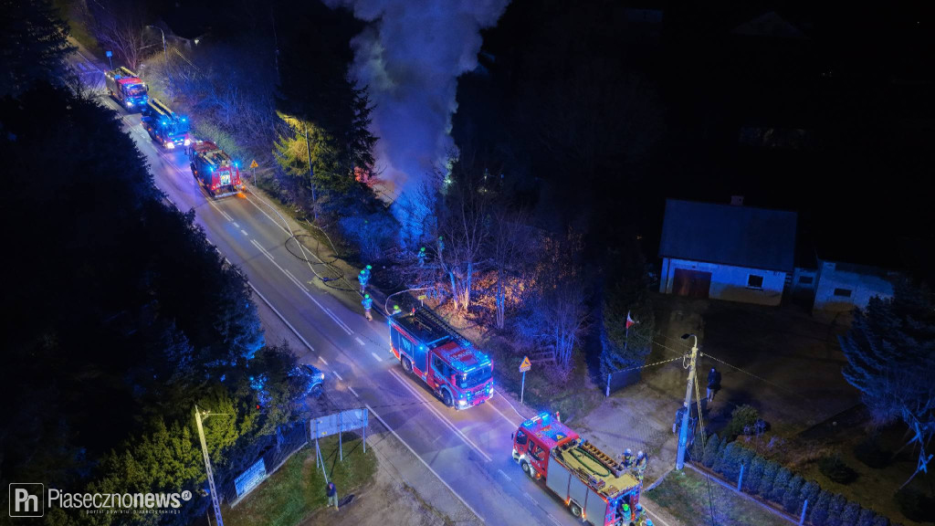 Nocny pożar w Łosiu. Ogień strawił dach budynku