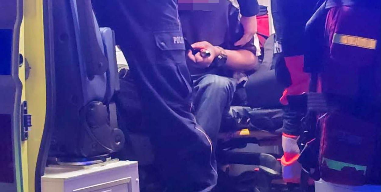 Chciał wyprzedzić, dachował w rowie