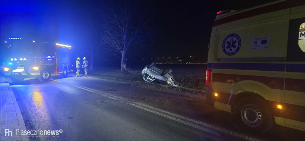 Chciał wyprzedzić, dachował w rowie