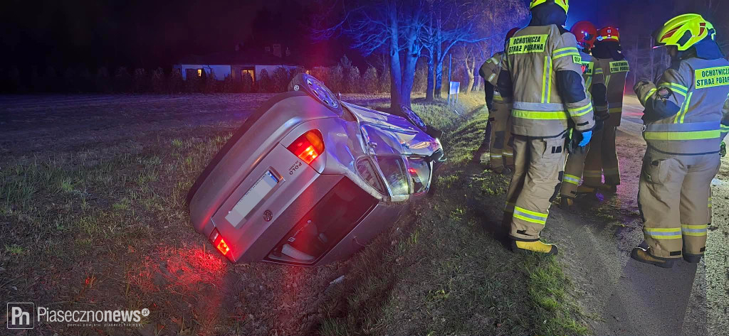 Chciał wyprzedzić, dachował w rowie