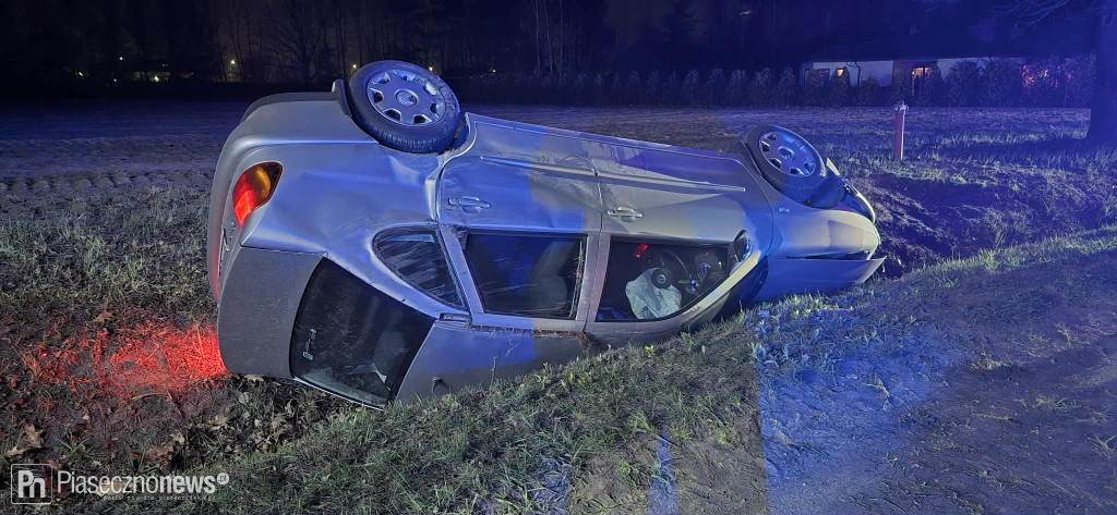 Chciał wyprzedzić, dachował w rowie