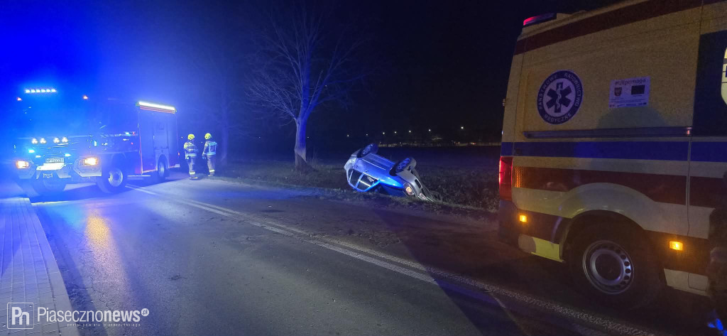 Chciał wyprzedzić, dachował w rowie