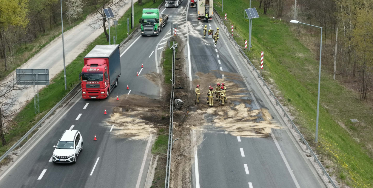Ciężarówka staranowała bariery