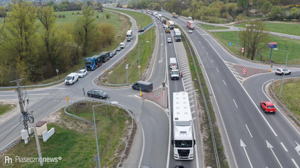 Ciężarówka staranowała bariery