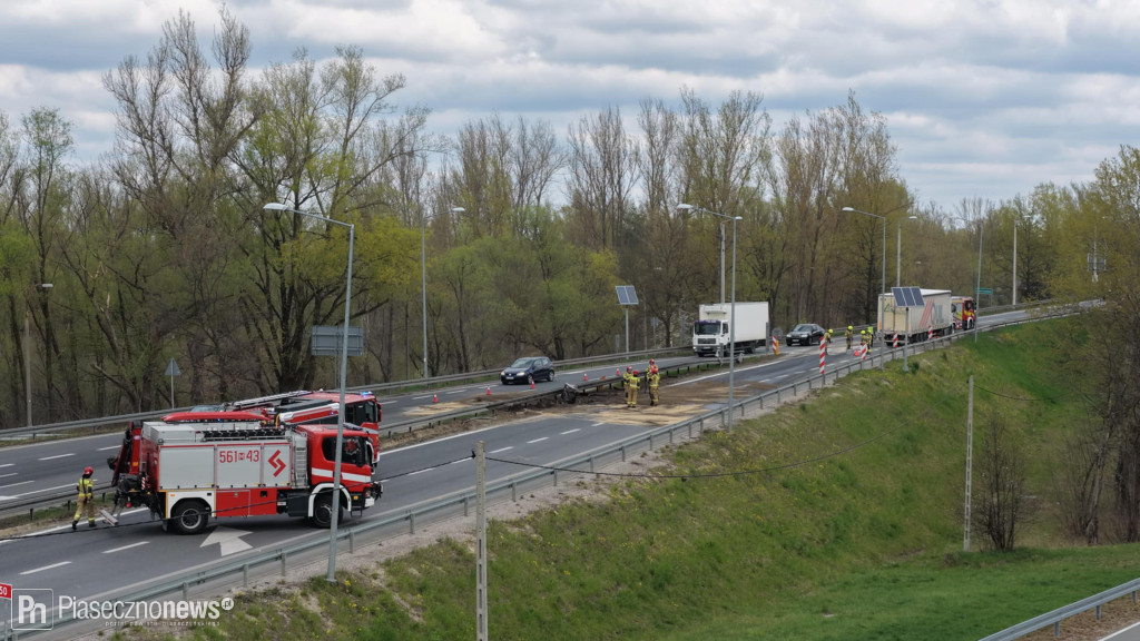 Ciężarówka staranowała bariery