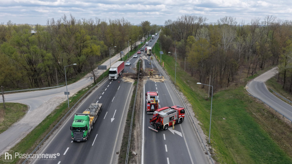 Ciężarówka staranowała bariery