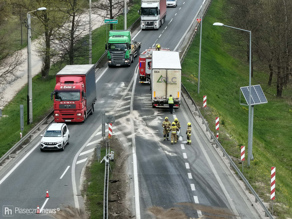 Ciężarówka staranowała bariery