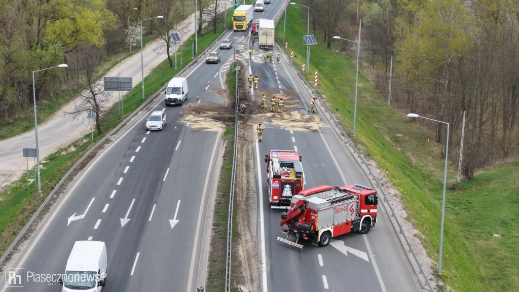 Ciężarówka staranowała bariery